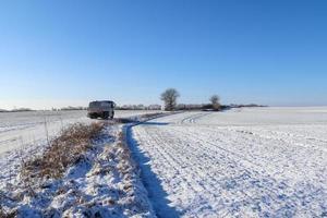 estrada rural coberta de neve em um dia ensolarado na alemanha. foto