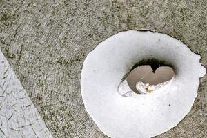 close-up detalhado de buracos de bala de tiros em um sinal de trânsito foto