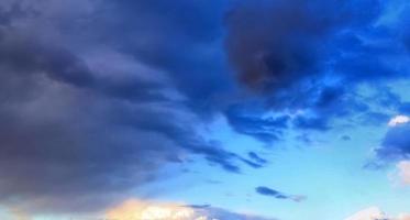 deslumbrante panorama do céu colorido mostrando belas formações de nuvens em alta resolução foto