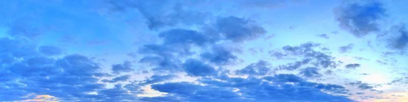 deslumbrante panorama do céu colorido mostrando belas formações de nuvens em alta resolução foto