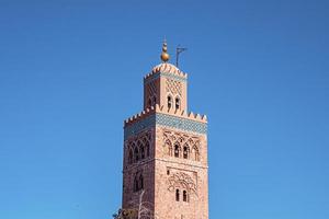 minarete da mesquita koutoubia um antigo marco turístico árabe histórico em marrakech oriental foto