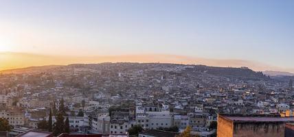 nascer ou pôr do sol vista do horizonte da cidade da cidade velha de fez foto