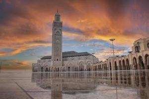 vista de ângulo baixo da mesquita histórica hasan ii com o minarete mais alto contra o céu dramático foto