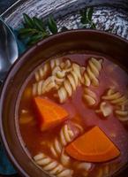 sopa de tomate fresco em tigela de grés