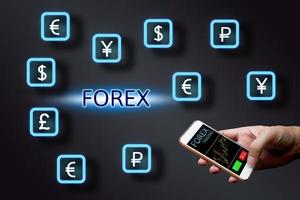 conceito de forex, empresário segurando fundo de ícone de telefone inteligente e moeda. foto