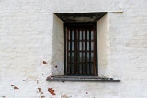 janela com barras em um antigo castelo medieval. foto