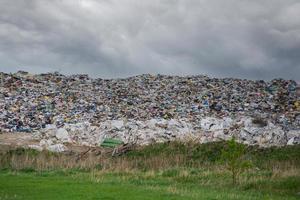 aterro de lixo doméstico no desastre nature.environmental. foto