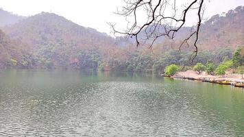 sat tal - sete lagos - é um grupo interconectado de sete lagos de água doce situados na cordilheira inferior do Himalaia, perto de bhimtal. foto