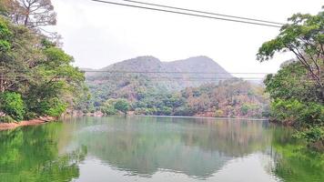 sat tal - sete lagos - é um grupo interconectado de sete lagos de água doce situados na cordilheira inferior do Himalaia, perto de bhimtal. foto