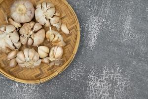 alho cru fresco em fundo escuro para configurar o conceito de culinária foto