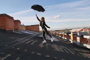 mulher com guarda-chuva está feliz no telhado de são petersburgo, rússia. paisagem urbana foto