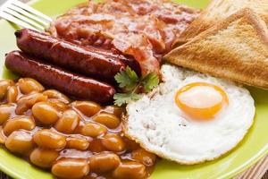 café da manhã inglês completo com bacon, salsicha, ovo frito, bea assada foto