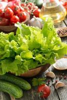 tigela com salada verde fresca, legumes, especiarias e azeite