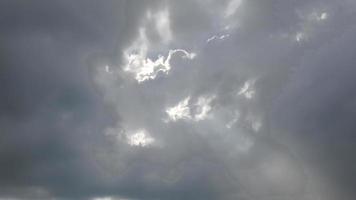 a forma da nuvem com a luz saindo era tão linda foto