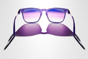 ilustração 3D de óculos de sol hipster roxo em fundo isolado foto