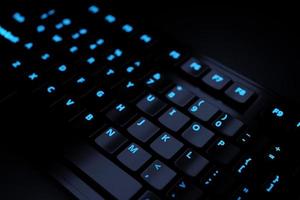 Ilustração 3D, close-up do teclado realista de computador ou laptop em fundo preto. teclado gamer com retroiluminação led foto