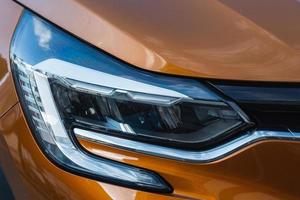 detalhe externo. close-up do farol de lâmpada de xenônio de carro moderno foto