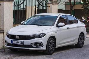 side turkey 03 de março de 2022 white fiat egea está estacionando na rua em um dia de verão foto