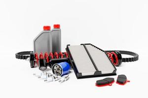 Ilustração 3D do amortecedor do carro das peças de automóvel, vasilha de óleo, filtros de combustível e ar no fundo branco isolado. peças de reparação de automóveis foto