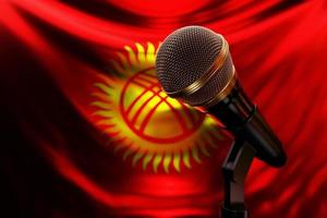 microfone no fundo da bandeira nacional do Quirguistão, ilustração 3d realista. prêmio de música, karaokê, rádio e equipamentos de som de estúdio de gravação foto