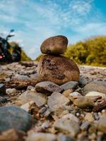 o cascalho é empilhado ordenadamente foto