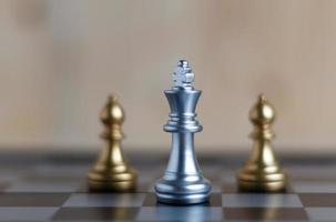 o jogo de xadrez rei de prata a bordo está localizado e desfoca dois bispos foto