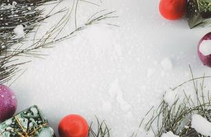 moldura de natal decorada com enfeites e neve em fundo branco, borda de natal, espaço de cópia. foto