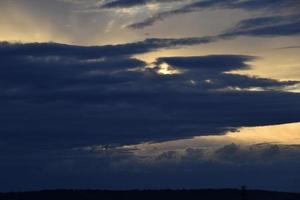 horizonte por do sol à noite nuvens vermelhas amarelas brilhantes foto