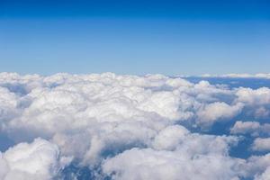 vista das nuvens e do céu da janela do avião foto