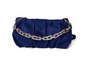 bolsa de cosméticos feminina de luxo azul isolada em branco bolsa de mulheres azul bonita e elegante isolada foto