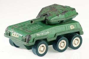 tanque de guerra de brinquedo isolado no fundo branco, tanque de guerra de brinquedo vintage, tanque de guerra antigo foto