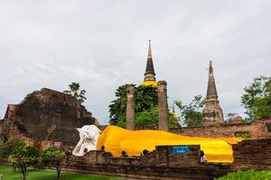 estátua de buda dormindo no templo wat yai chai mongkhon, lugar histórico em ayutthaya, tailândia foto