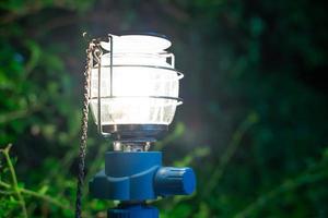 pequenas lanternas de gás para acampar na floresta à noite foto