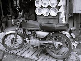 uma moto velha estacionada em estilo vintage. foto