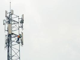 técnicos estão atendendo torres telefônicas. trabalhar em terreno alto requer precauções de segurança. foto