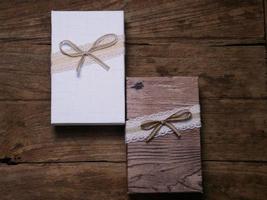 uma caixa de presente colocada em uma madeira velha. foto