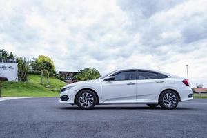 suphan buri, tailândia, maio de 2022 - carro honda civic na rua de concreto ou piso de cimento no parque no café e fundo da natureza. marca automotiva japonesa criada por soichiro honda foto