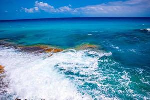 papel de parede de espuma de ondas do mar largo foto