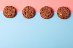 biscoitos em um fundo azul e rosa. copie o espaço. foto