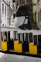 vista lateral do bonde funicular bica amarelo vazio em lisboa, portugal foto