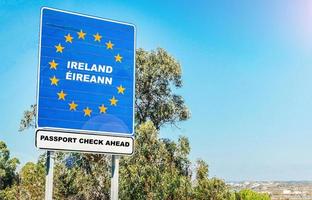 fronteira dura da irlanda do norte para o conceito da irlanda pós-brexit com verificações de passaporte foto