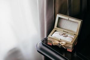 duas alianças de casamento em linda caixa. belas jóias para um dia especial. anéis de prata de casamento em caixa de presente. alegre proposta. conceito de casamento, romance e proposta foto