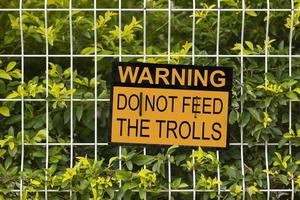 aviso, não alimente os trolls foto