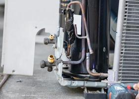 close-up de tubo de cobre hvac ar condicionado, reparo de ar condicionado usar gases combustíveis e oxigênio para soldar ou cortar metais, soldagem oxi-combustível e processos de corte oxi-combustível foto