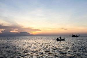 barco de cauda longa e pôr do sol no mar, koh phangan, surat thani foto