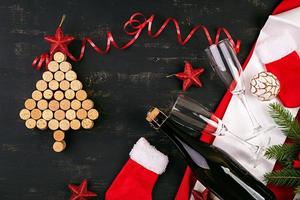 decoração de ano novo com árvore de natal feita de rolhas de vinho e garrafa de champanhe. fundo de natal. vista do topo.