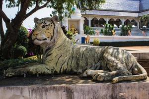 estátua de tigre no templo tailandês