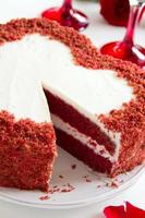 bolo "veludo vermelho" em forma de coração. Dia dos namorados. foto