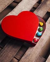 muitos corações diferentes de gengibre em uma caixa de presente em forma de coração foto