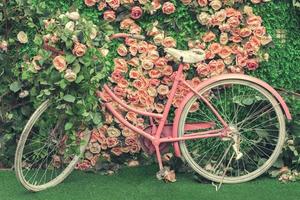 flores e bicicleta foto